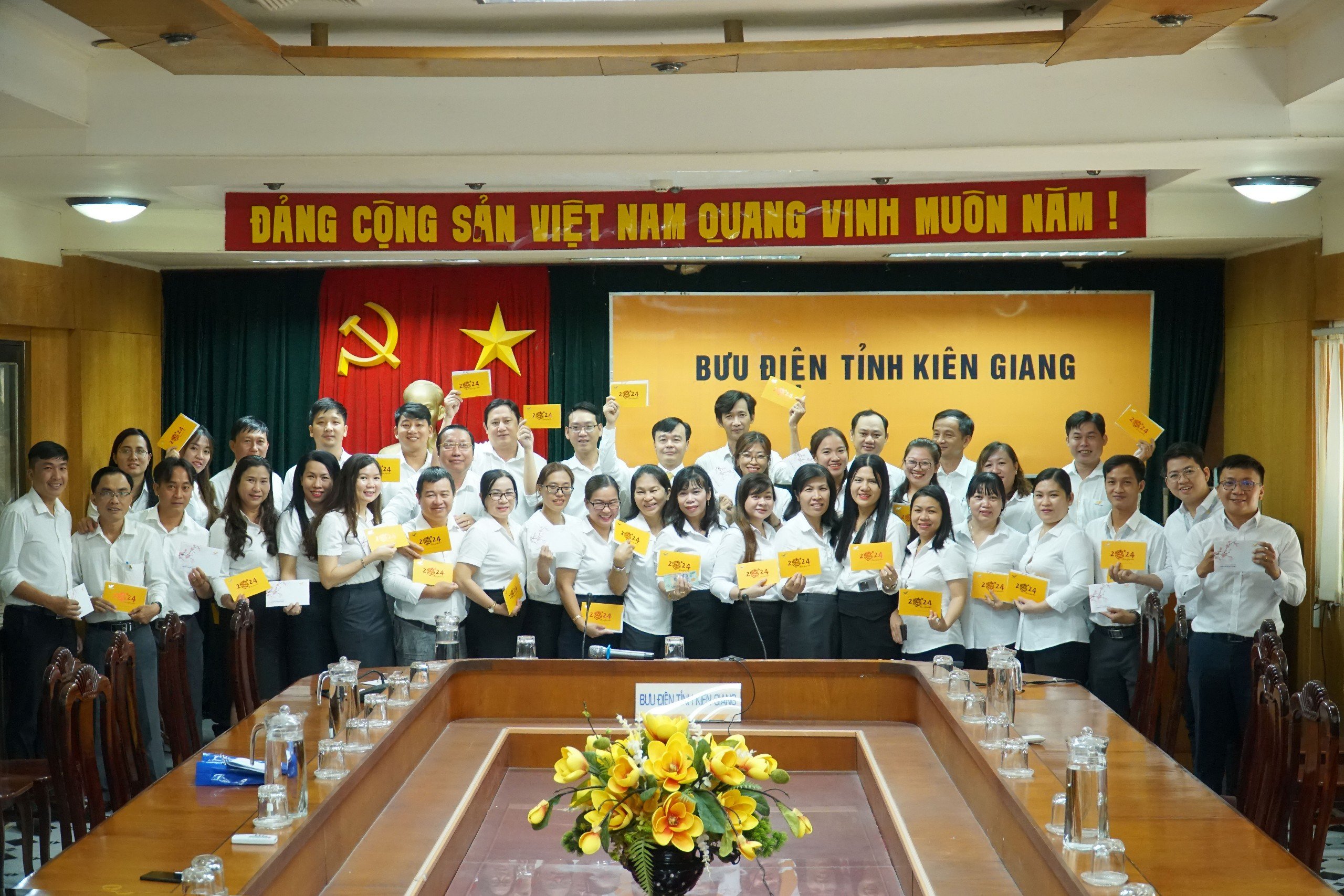 Bưu điện tỉnh Kiên Giang trao tiền thưởng và tặng thư chúc Tết Nguyên đán 2024